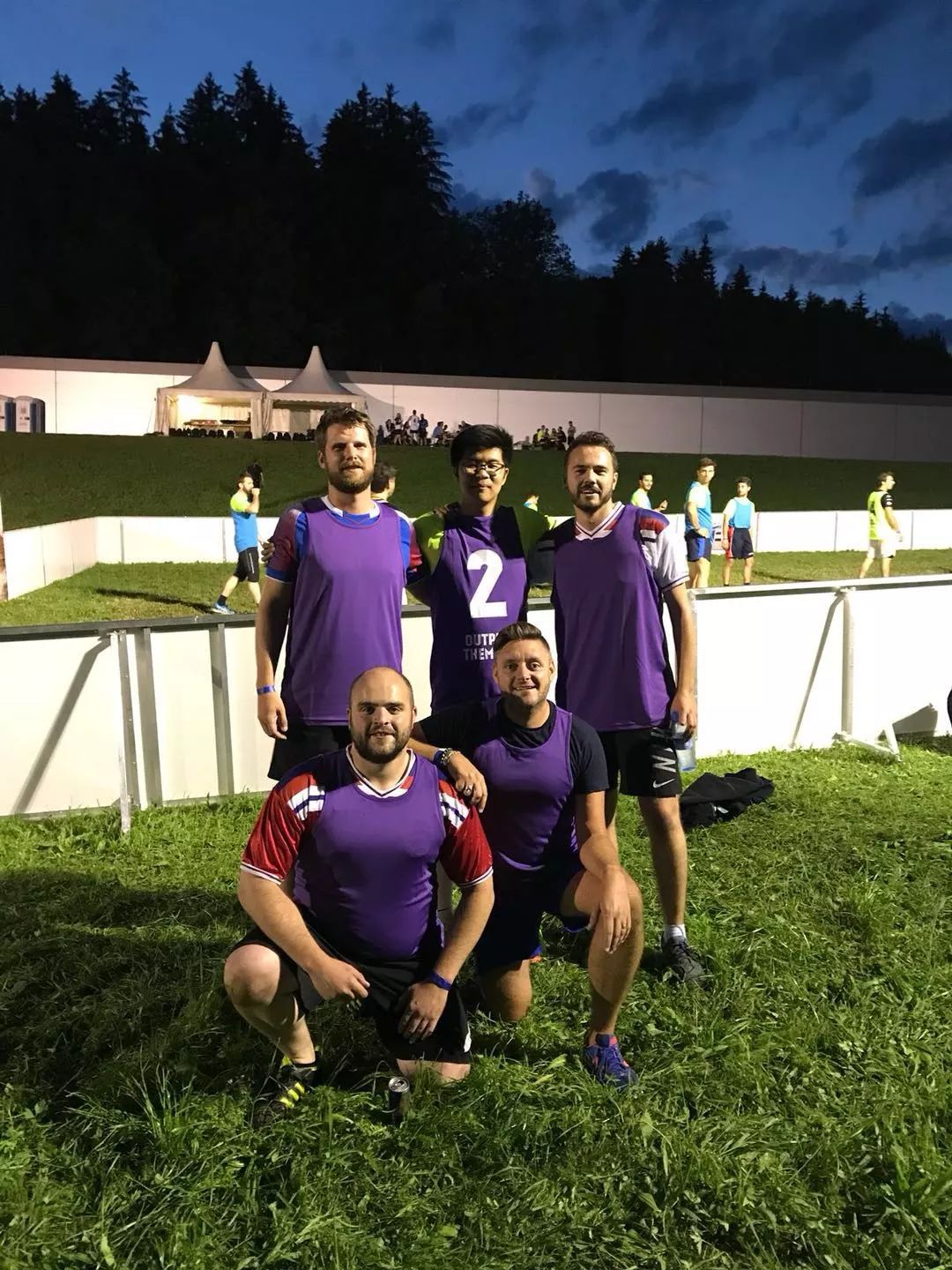 红牛二队鏖战迈凯伦，塞恩斯刷新纪录