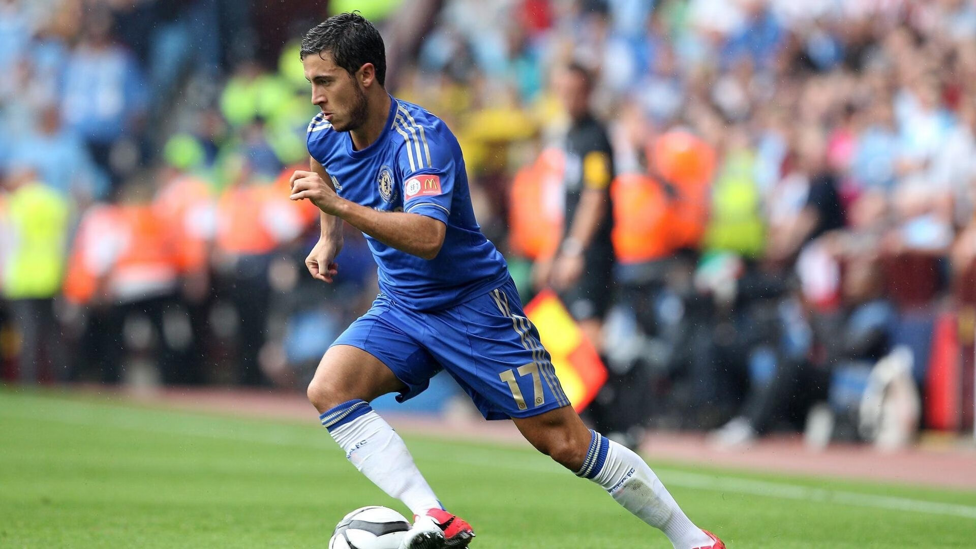 哥伦比亚鏖战瑞典,罗德里在英超争冠接管比赛,足球世界的平行交响