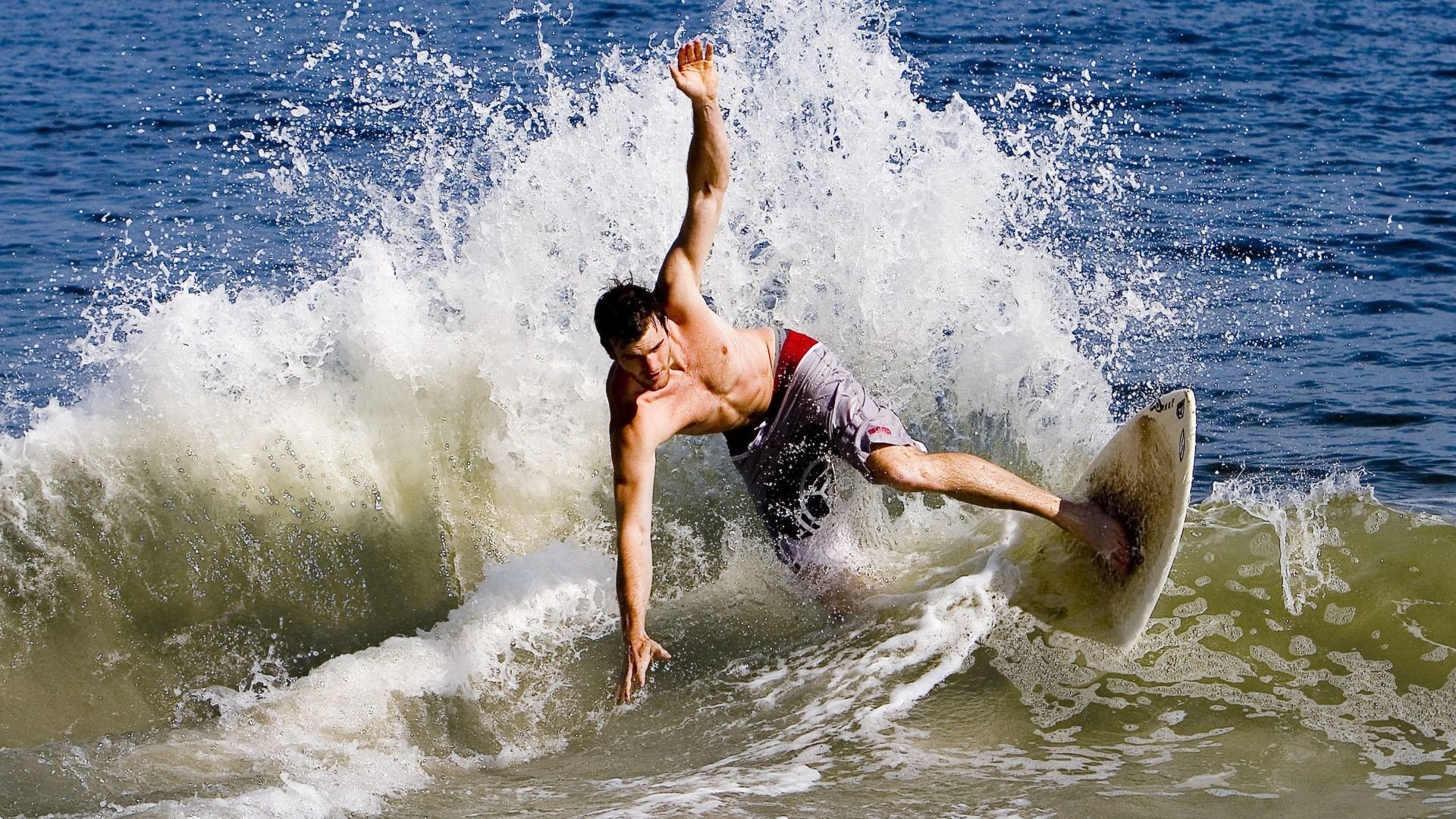 丹麦速胜尼斯，当体育的戏剧性在赛道与绿茵场同时上演